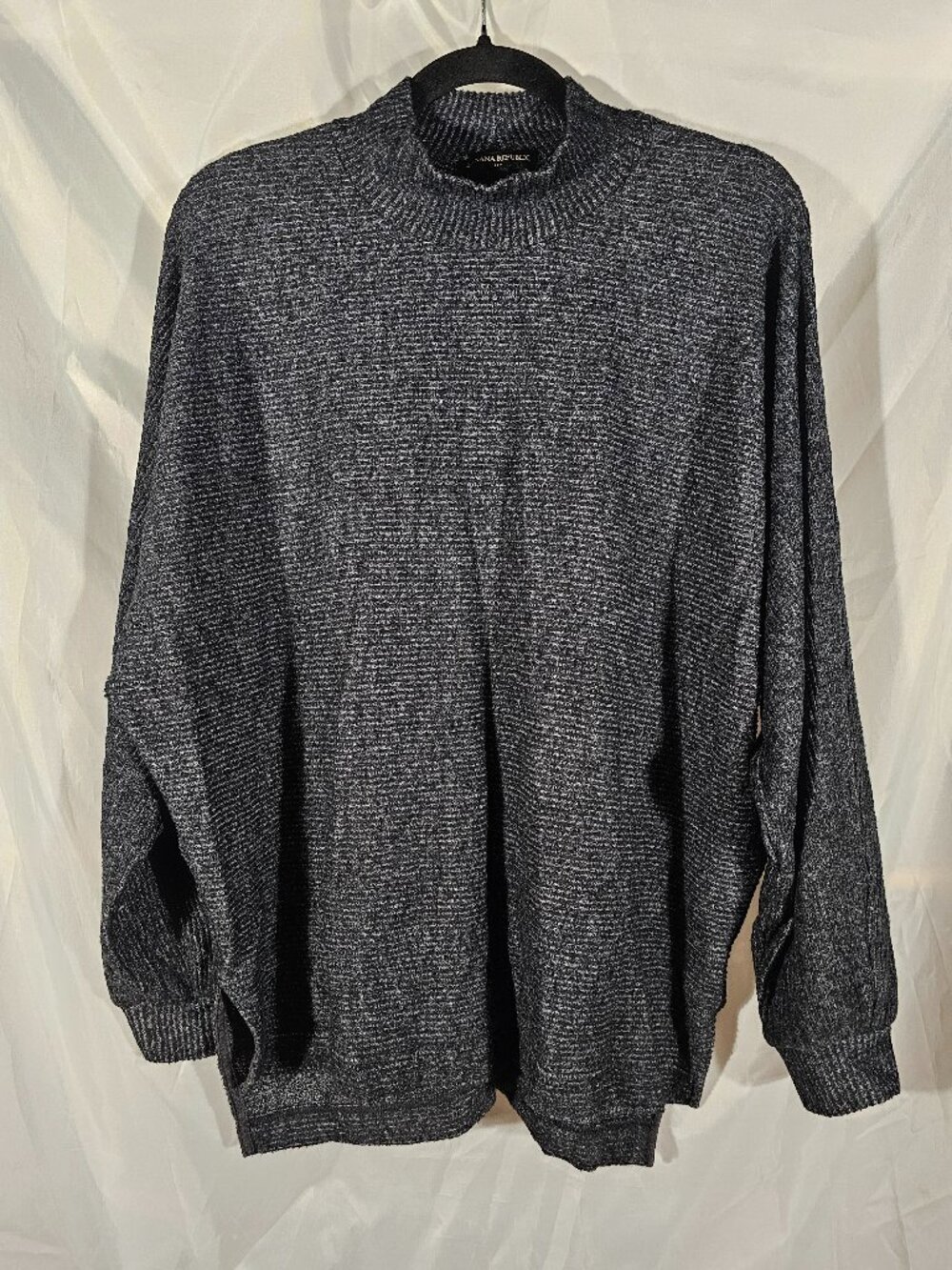 Banana Republic ribbed long sleeve mock neck. Size M. Excellent condition.